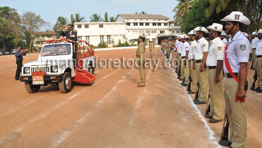 Police flage d...